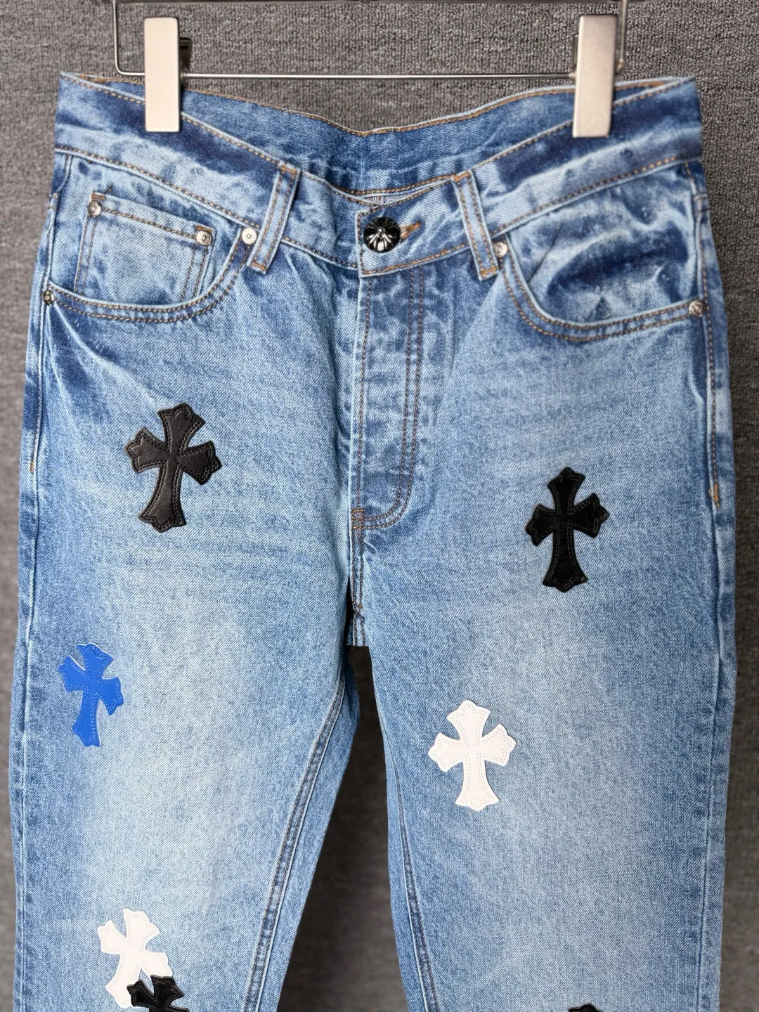 P270 💰 (Top version) Chrome Hearts blue pants black white blue multi-leather jeans Top version Chrome Hearts Chrome Hearts jeans with leather jeans It is known that chromehearts jeans use vintage Levis jeans as the base for creation, usually adding their own unique silver buckles and silver ornaments, plus leather embellishments. This is what doubles the value of these vintage jeans, because the base is Vintage jeans, jeans themselves have become very soft and comfortable after years of baptism, which can be distinguished from ordinary jeans. Regarding the size, you should also refer to the pants data. Color: blue Size: 28-30-32-34-36 (corresponding to S-M-L-XL-XXL)